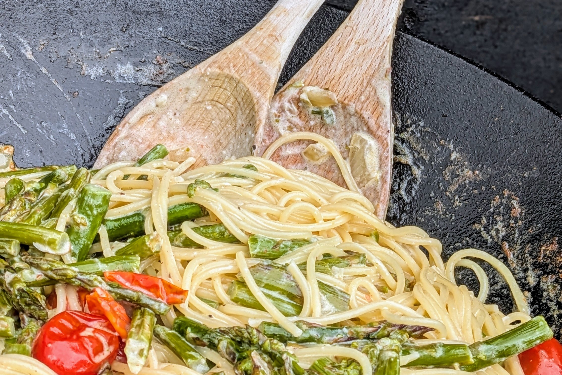 Spaghetti mit grüner Spargelsahnesauce aus dem Wok